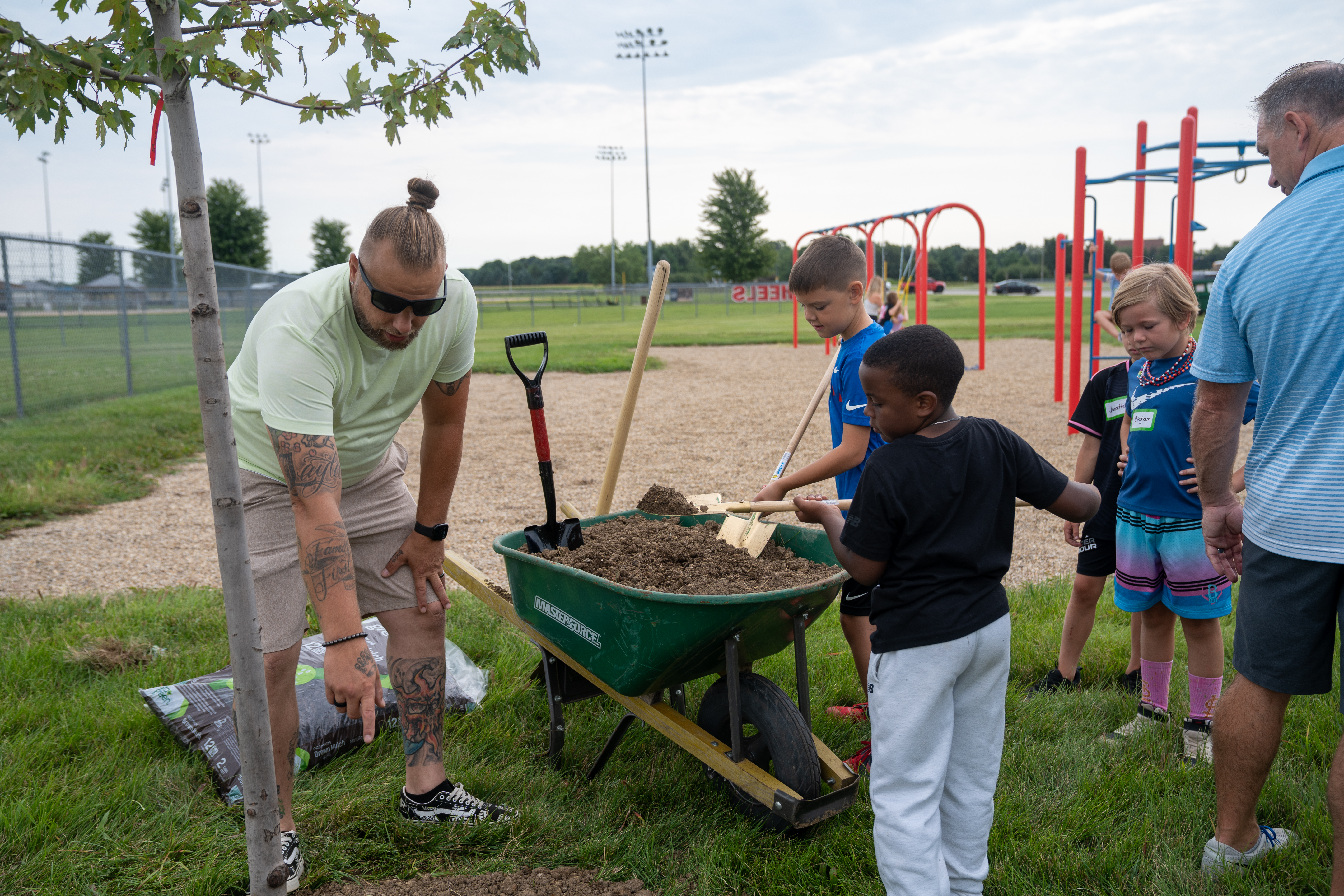 Wilcox students planting trees with the City Arborist